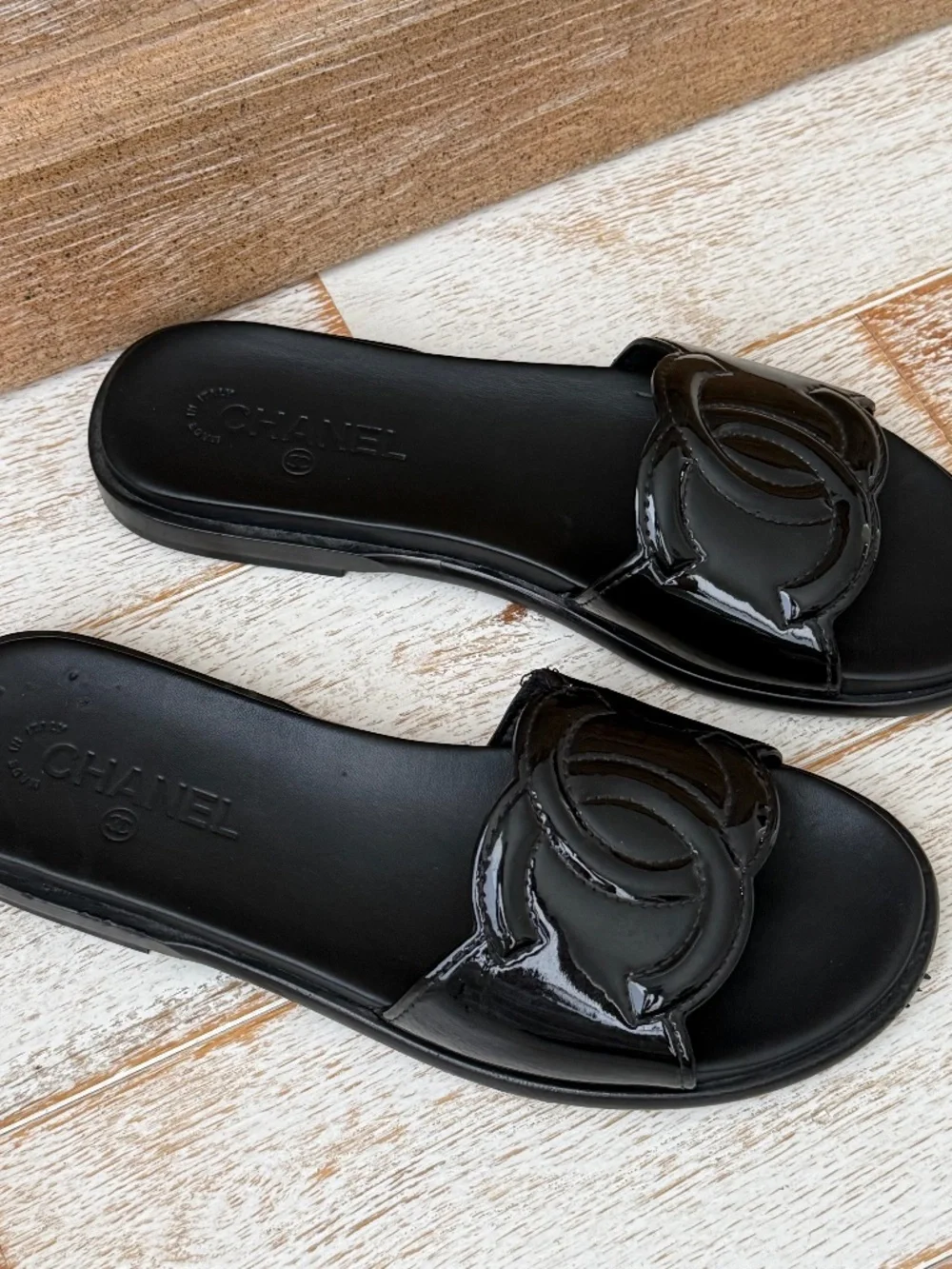 UNWORN Chanel black patent leather Interlocking CC logo slides 40